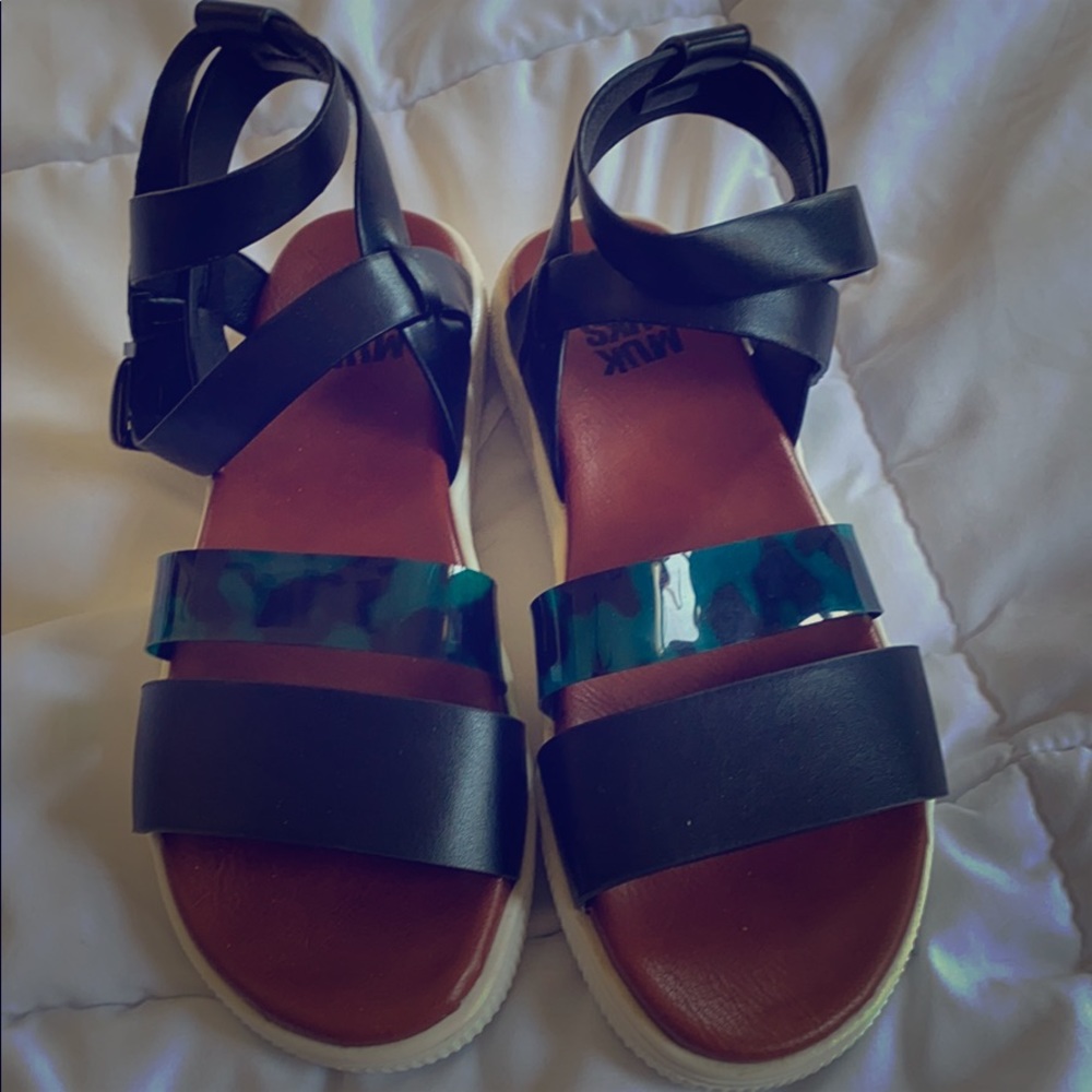 PRE RELEASE Muk Luk Sandals